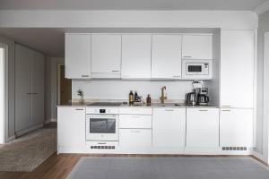 Køkken eller tekøkken på Luxury & Comfort in unique Kakola Residence -Sauna & 2 bedrooms