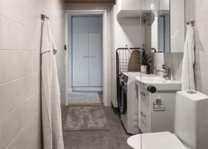 Køkken eller tekøkken på Luxury & Comfort in unique Kakola Residence -Sauna & 2 bedrooms + 31 billeder