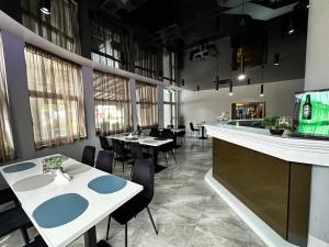 TV a/nebo společenská místnost v ubytování Grand Master Hotel