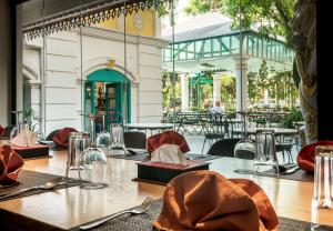 un ristorante con tavoli e sedie di fronte a un edificio di Kathmandu Guest House by KGH Group a Kathmandu