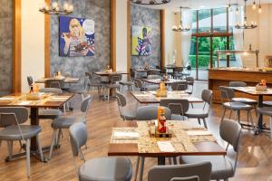 una sala da pranzo con tavoli e sedie in un ristorante di Melia Grand Hermitage All Inclusive a Golden Sands