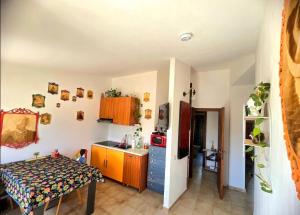 Кухня або міні-кухня у Stylish home with views 4 min walk to the beach!!
