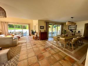 Posezení v ubytování Villa à 5min de Bayonne avec Piscine chauffé et salle de sport