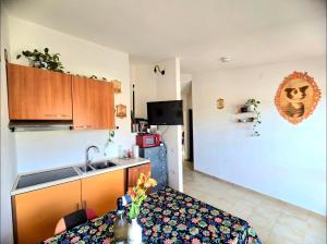 Кухня або міні-кухня у Stylish home with views 4 min walk to the beach!!