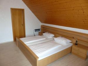 Postel nebo postele na pokoji v ubytování Gasthaus zur Linde