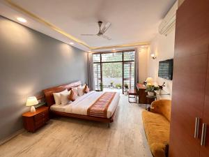 Postel nebo postele na pokoji v ubytování Grove Residency Hauz Khas Couple Friendly New Delhi