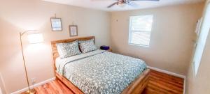 Ένα ή περισσότερα κρεβάτια σε δωμάτιο στο Cozy Tiny Home