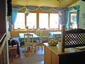 a kitchen and dining room with a table and chairs at Gästehaus Kiesmüller in Aschau im Chiemgau