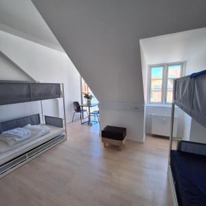 a room with two bunk beds and a table at Princessen på ærten in Odense