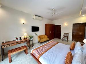 Postel nebo postele na pokoji v ubytování Grove Residency Hauz Khas Couple Friendly New Delhi