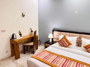 Postel nebo postele na pokoji v ubytování Grove Residency Hauz Khas Couple Friendly New Delhi