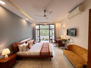 Postel nebo postele na pokoji v ubytování Grove Residency Hauz Khas Couple Friendly New Delhi