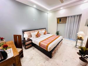 Postel nebo postele na pokoji v ubytování Grove Residency Hauz Khas Couple Friendly New Delhi
