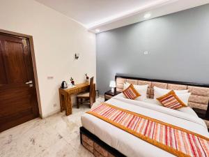 Postel nebo postele na pokoji v ubytování Grove Residency Hauz Khas Couple Friendly New Delhi
