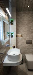 een badkamer met een wastafel en een toilet bij Luxury Sunrise Complex Apartment in Goudstrand