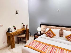 Postel nebo postele na pokoji v ubytování Grove Residency Hauz Khas Couple Friendly New Delhi