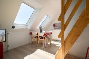 Habitación con mesa, sillas y 2 ventanas en Am Golfplatz 25 Elma, en Stakendorfer Strand