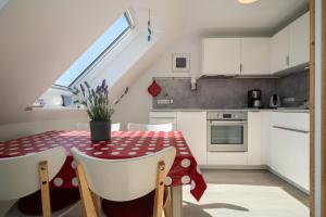 Una cocina y un comedor con mesa y sillas. en Am Golfplatz 25 Elma, en Stakendorfer Strand
