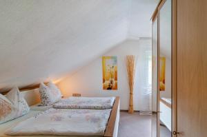 FuldatalにあるFerienwohnung am Rehwinkelの屋根裏にあるベッドが2つある寝室 +26枚の写真