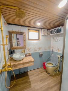 a bathroom with a sink and a toilet at Roses Homestay- Venuestay in Tam Ðảo