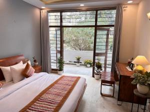 Postel nebo postele na pokoji v ubytování Grove Residency Hauz Khas Couple Friendly New Delhi