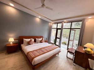 Postel nebo postele na pokoji v ubytování Grove Residency Hauz Khas Couple Friendly New Delhi