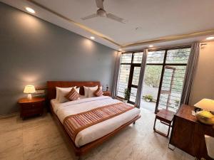 Postel nebo postele na pokoji v ubytování Grove Residency Hauz Khas Couple Friendly New Delhi