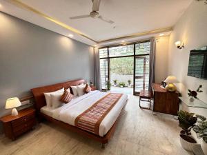 Postel nebo postele na pokoji v ubytování Grove Residency Hauz Khas Couple Friendly New Delhi