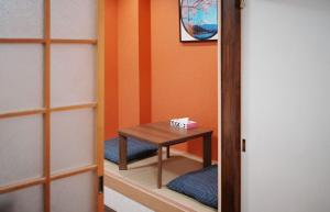 Postel nebo postele na pokoji v ubytování 西九条駅徒歩3分USJと梅田と関空直通丸々貸切一軒家koto別館