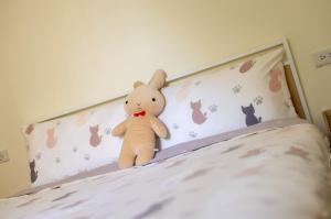 Postel nebo postele na pokoji v ubytování 聽故事台南民宿 有貓的民宿