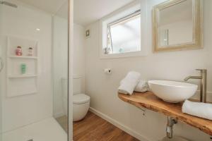 une salle de bain avec un lavabo et des toilettes et une fenêtre dans l'établissement Airedale Cottage, à Hanmer Springs 13 autres photos