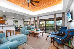 Televiisor ja/või meelelahutuskeskus majutusasutuses KBM Resorts FREE CAR Kaanapali Plantation Villa Ocean view 3-Bedroom Condo Recently Remodeled KPL-46