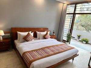 Postel nebo postele na pokoji v ubytování Grove Residency Hauz Khas Couple Friendly New Delhi