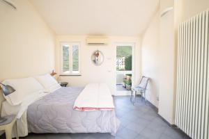 a bedroom with a bed and a table and a chair at Affittacamere Pinuccia in Corniglia