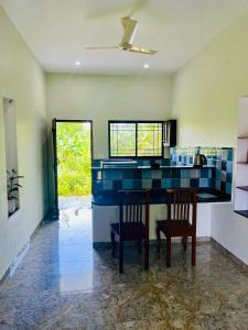 Η κουζίνα ή μικρή κουζίνα στο Sk Grand Villa, Heritage Inn