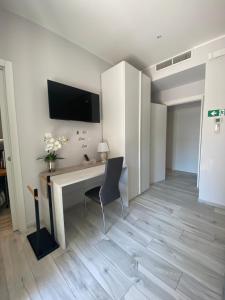 a white room with a desk and a chair at Casa Letizia Pescara Centro in Pescara