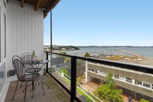Un balcón con mesa y sillas y vista al agua. en Seaside Rendezvous - Sleeps 7, Sea Views & Parking, en Brixham
