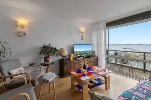 Una sala de estar con vista al mar. en Seaside Rendezvous - Sleeps 7, Sea Views & Parking, en Brixham