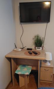 TV a/nebo společenská místnost v ubytování Hostel u Misiów