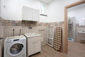 una cucina con lavatrice e lavandino di Bella veduta Luna ad Agerola