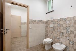 un bagno con un water e un lavandino di Bella veduta Luna ad Agerola Altre 13 foto