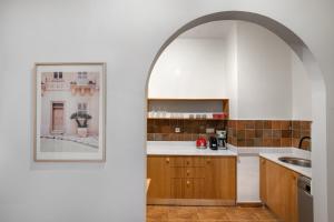 uma arcada numa cozinha com um lavatório em Grand Haven - New Renovated Spacious Apts in Prime Location em Atenas