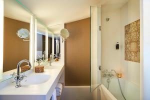 
a bathroom with two sinks and a mirror at Best Western Premier HBEO Bordeaux Centre in Bordeaux
