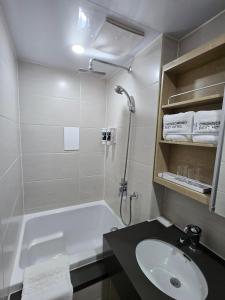 Koupelna v ubytování Chungchoho Best Hotel + 3 fotografie