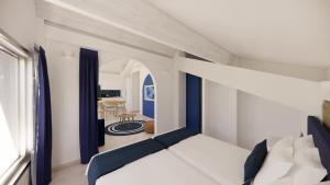 Ένα ή περισσότερα κρεβάτια σε δωμάτιο στο zzold Villa Onyra - Suite Santorin