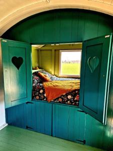 Giường trong phòng chung tại Pipowagen