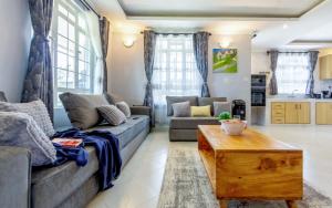 奈瓦沙The Cabin Azure的客厅里有一张沙发和一张咖啡桌。