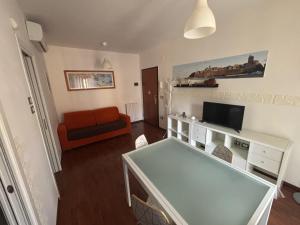 A television and/or entertainment centre at Dimora 14
