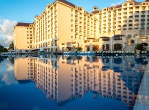 un hotel con la sua riflessione in un corpo d'acqua di Melia Grand Hermitage All Inclusive a Golden Sands