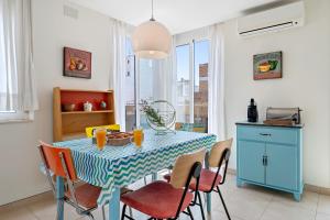 Un comedor con una mesa y sillas azules. en Apartamento Sf2, en L'Ametlla de Mar